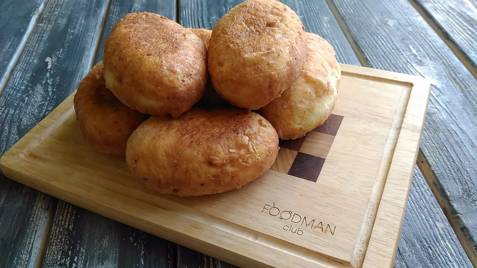 круглые лепешки из теста. режем творожное тесто. творожное тесто на сковороде рецепт. пышки с творогом. жареное тесто на сковороде.