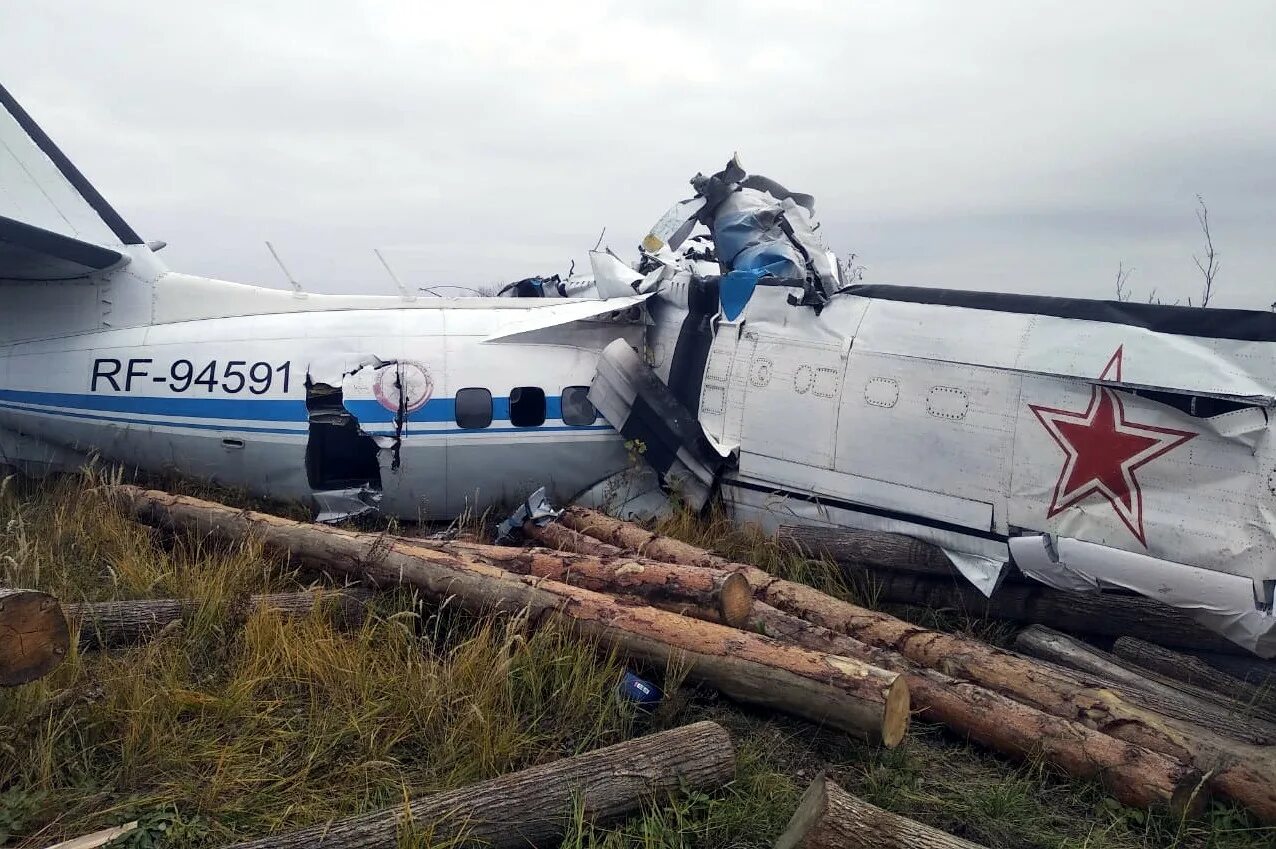 Разбился самолет богородское. Катастрофа l-410 в Иркутской области. L 410 самолет. Катастрофа l-410 под Мензелинском. Шасси л-410.