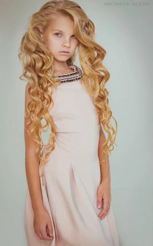 детские причёски на длинные волосы. прическа для девочки с локонами. детские прически с кудрями. прическа для девочки с локонами. прически с кудрями детям.