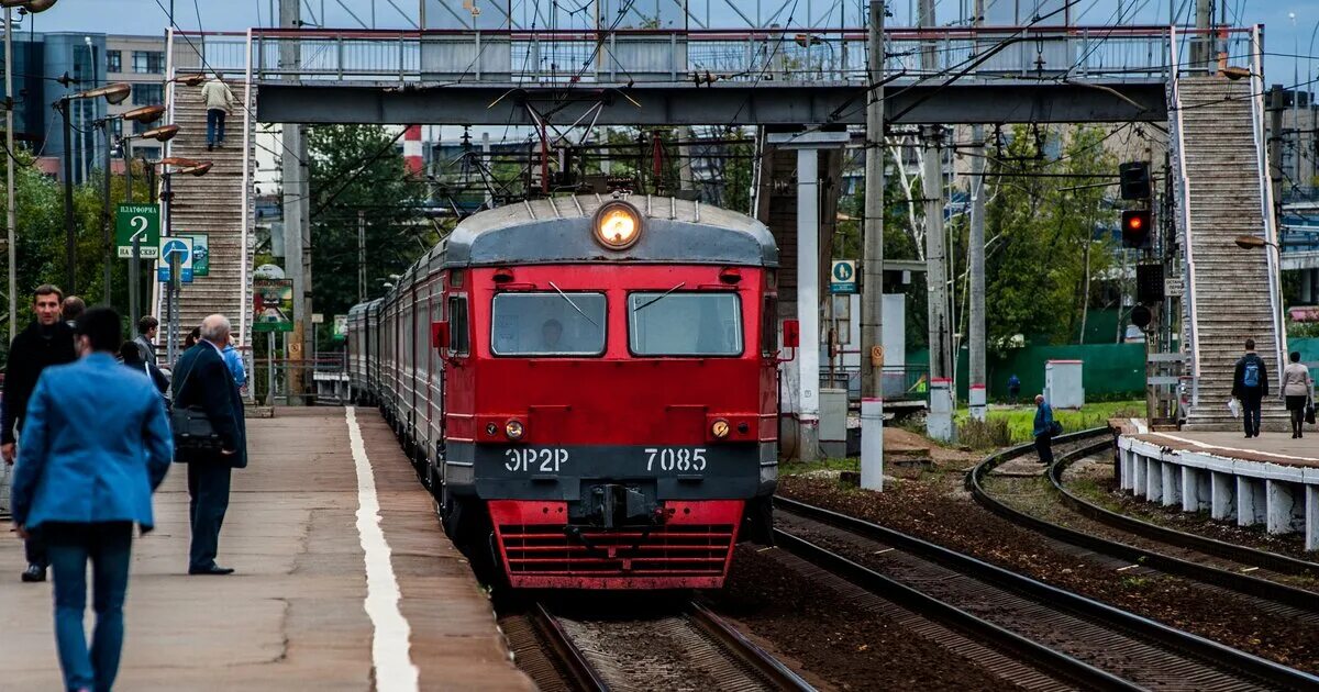 Электричка станция фабричная. Электричка Москва. Электричка Подмосковье. Поезда на Горьковском направлении. Железнодорожный транспорт Подмосковья.