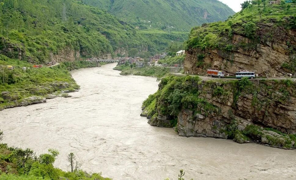 Какие реки берут начало в гималаях. Река Сатледж. Река Сатледж Пакистан. Долина реки Сатледж. Река инд и Сатледж.