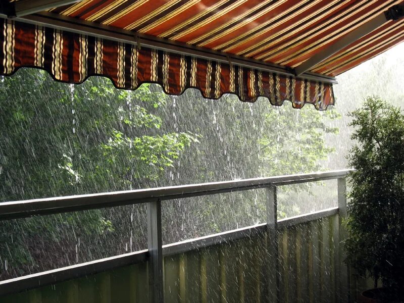 Закрыть балкон от дождя. Маркиза на лоджию. Навес от солнца на балкон. Маркиза от солнца и дождя. Маркиз на балкон от дождя.