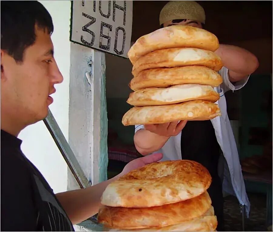 Сколько стоит булка хлеба в узбекистане. Буханка хлеба в ташкенте. Туркменский чурек. Хлеб в сша. Сколько сум стоит хлеб в узбекистане.