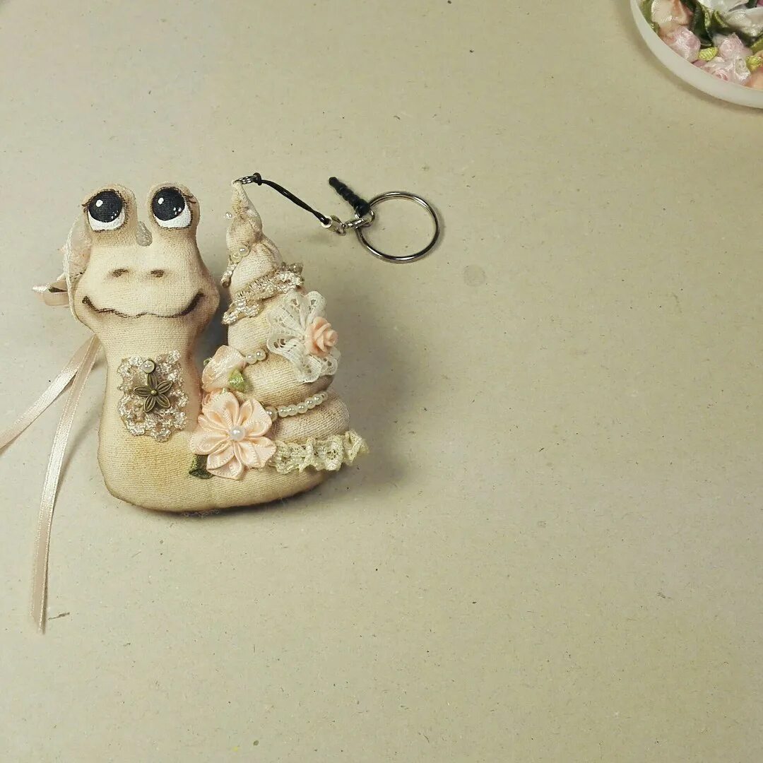 Брошь винтаж янтарь калининград. Ручная работа калининград. Инесса петухова выкройки. Подвеска из кожи. Стимпанк шляпа мужская.