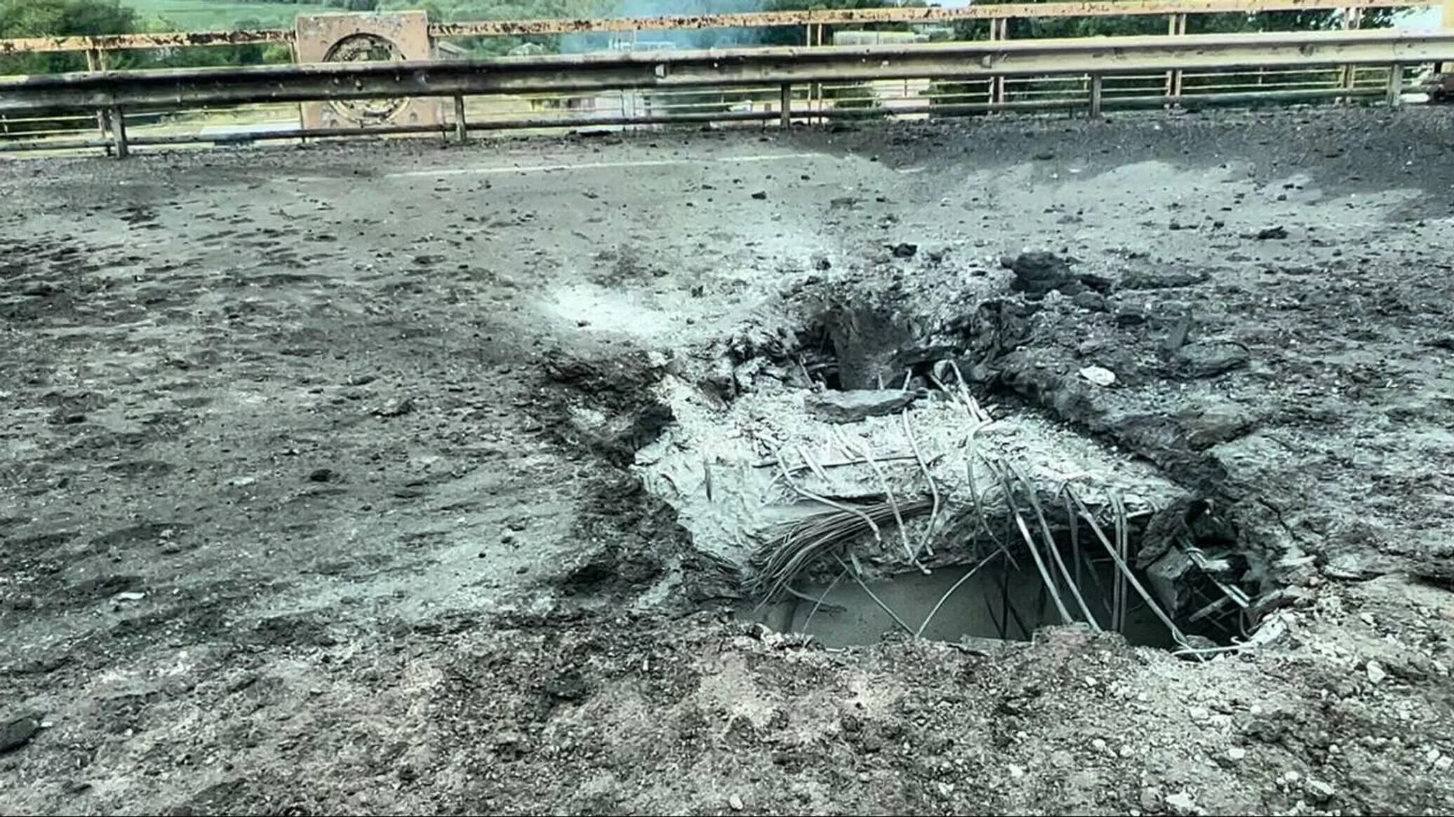 Для разрушения моста достаточно попадания