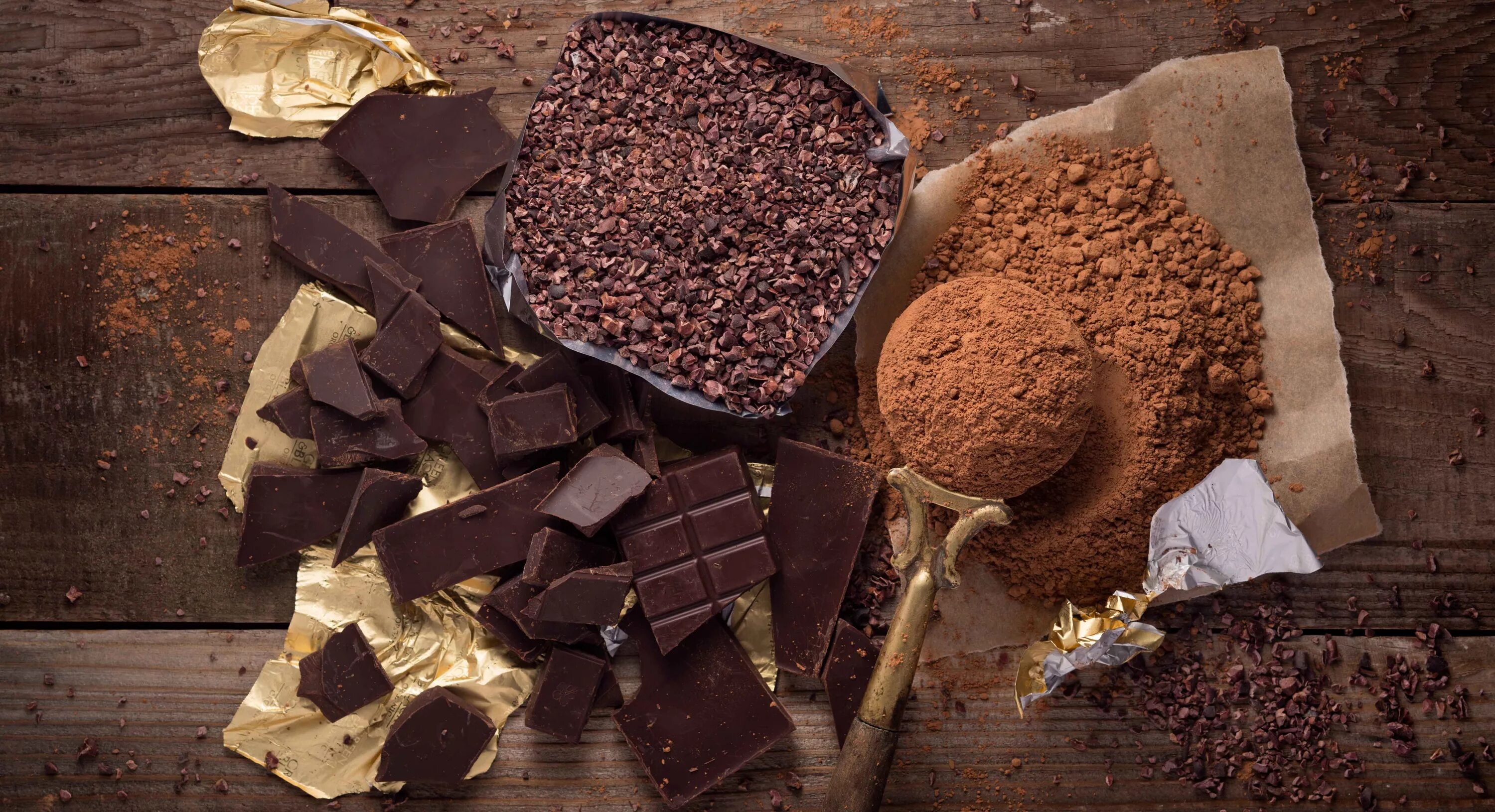 Изготовление домашнего шоколада. Ингредиенты для шоколада на производстве. Сырье для шоколада. Конфеты из какао порошка. Сырье для производства шоколада.
