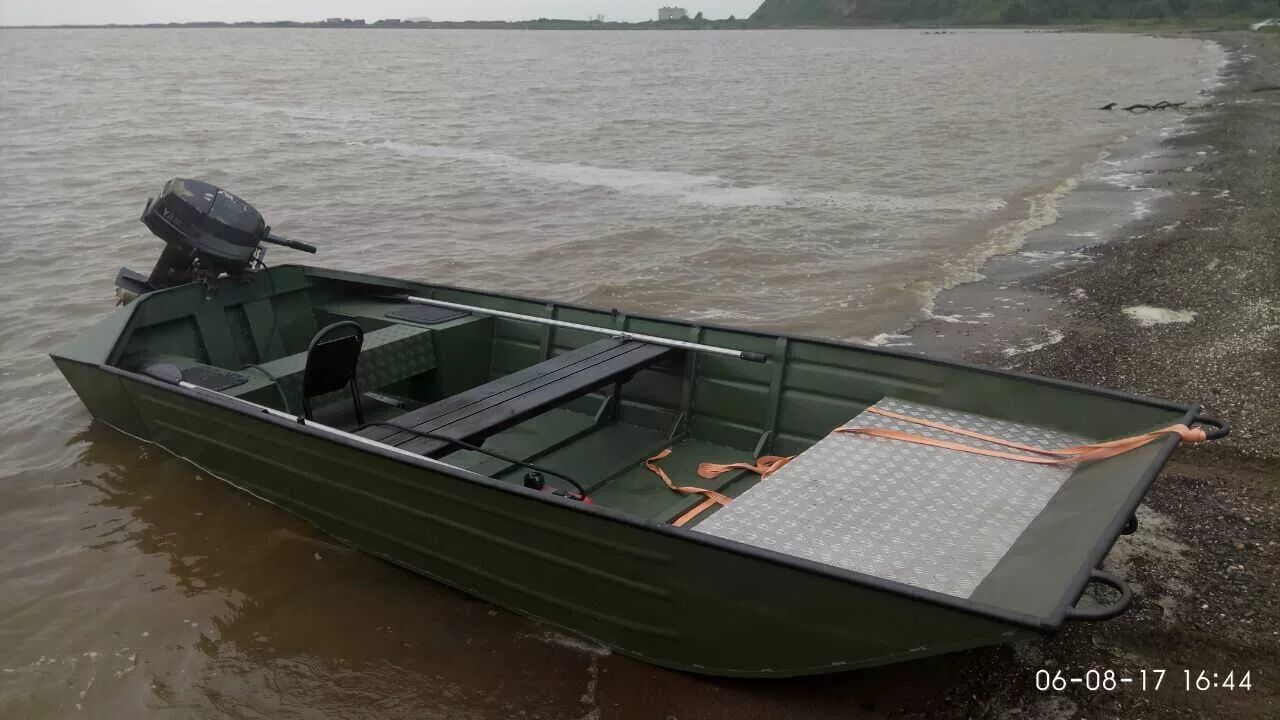 Моторная лодка казанка 6м. Плоскодонная баржа с осадкой 1. Плоскодонная баржа получила пробоину площадью. Плоскодонная баржа. Дно деревянной лодки.