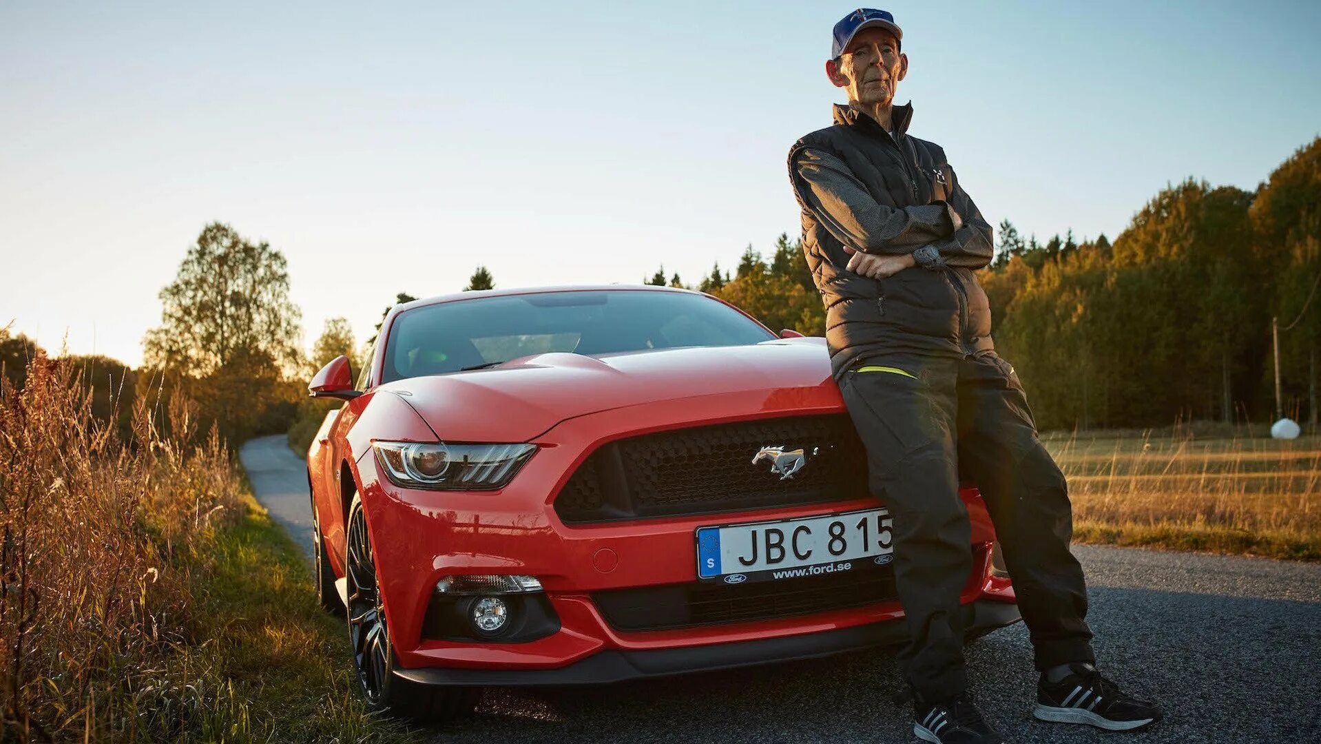 Ford Mustang Мэдисона. Мужчина около машины. Человек возле машины. Мужчина возле машины