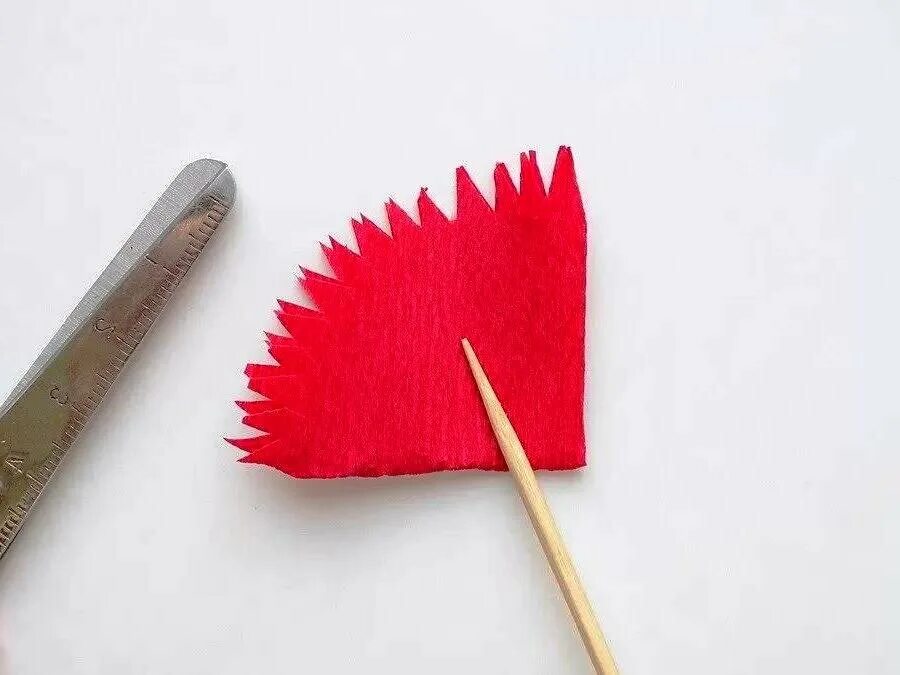 Как сделать гвоздику из гофрированной бумаги. Гвоздики из креповой бумаги. Гвоздики изкафрированой бумаги. Поделка гвоздика из бумаги. Гвоздика изгофрированой бумаги.