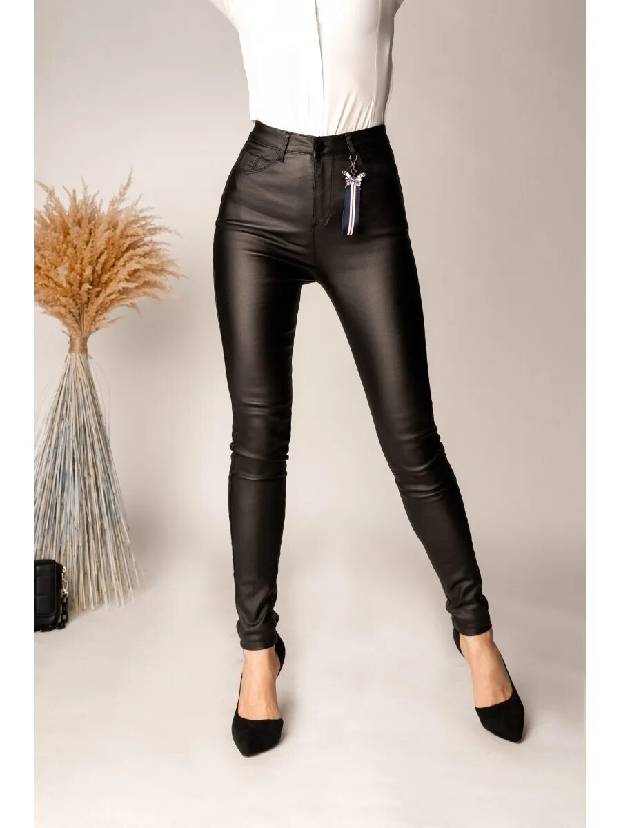 Брюки из кожзама женские. Брюки из кожзама. Штаны кожзам. Sportmax штаны эко кожа. Штаны кожзам.