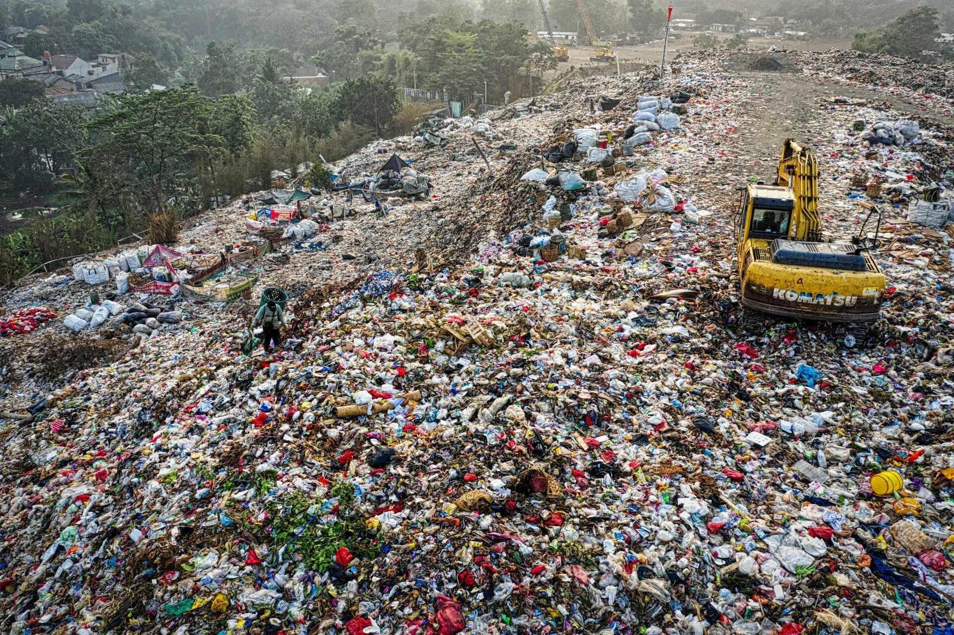 Мусорный полигон Петербург. Sanitary landfill. Мусорная свалка. Загрязнение бытовыми отходами. Rains waste