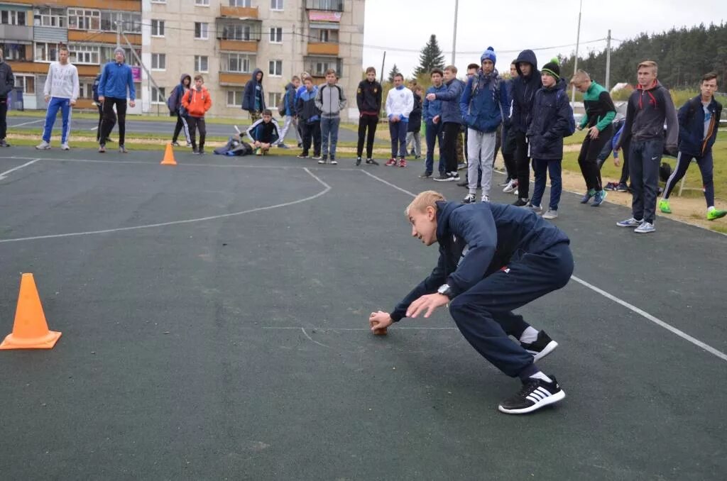 Бег 10 игра. Челночный бег фото. Обувь для челночного бега 10х10. Кроссовки для челночного бега 10х10. Обувь для челночного бега 10х10 в зале.