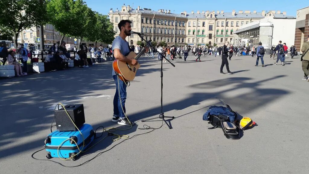 Уличные музыканты в москве на никольской бас гитара и барабан. Уличные музыканты в питере. Уличная сцена санкт петербург. Уличные музыканты на невском проспекте. Уличные музыканты.