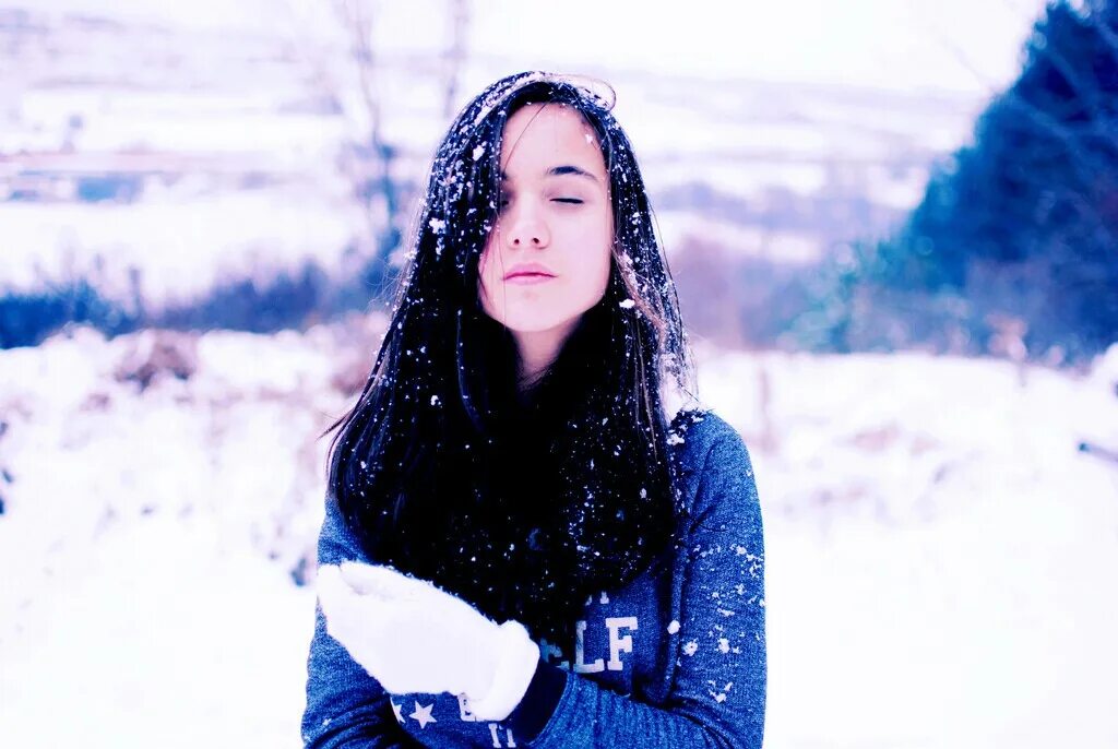 девушка в зимнем лесу. черно белые фотосессия зима. ретро фотосессия в лесу зимой. девушки с черными волосами зима. черный зимняя девочка.