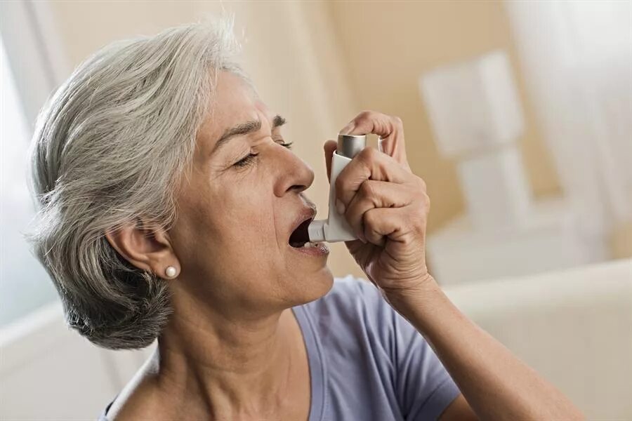 Лечения кашель у пожилых людей. Пациент с бронхиальной астмой. Бронхиальная астма у пожилых. Ба у пожилых людей. Ингаляции пожилой.