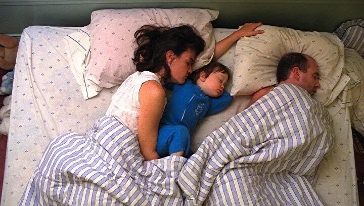 Совместный сон. Совместный сон с ребенком. Мама с сыном спят в одной кровати