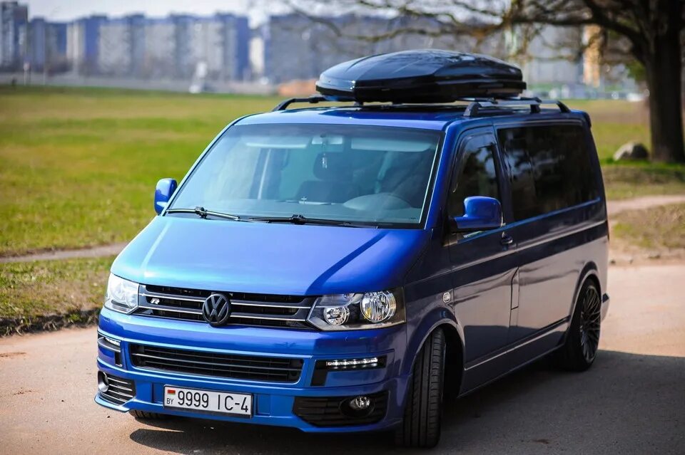 Vw caravelle t5. VW t5 Каравелла. Фольксваген каравелл на 20. Тюнингованный Фольксваген Каравелла.