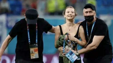 Человек выбежал на финале лч