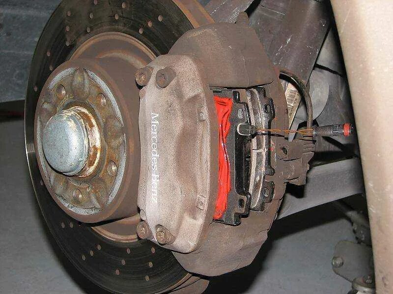 Свист при заднем ходе. Задние тормоза мерседес 211. mercedes s500 rear brake pad replacement. свистят тормоза мерседес w203. тормозные колодки на колесе.