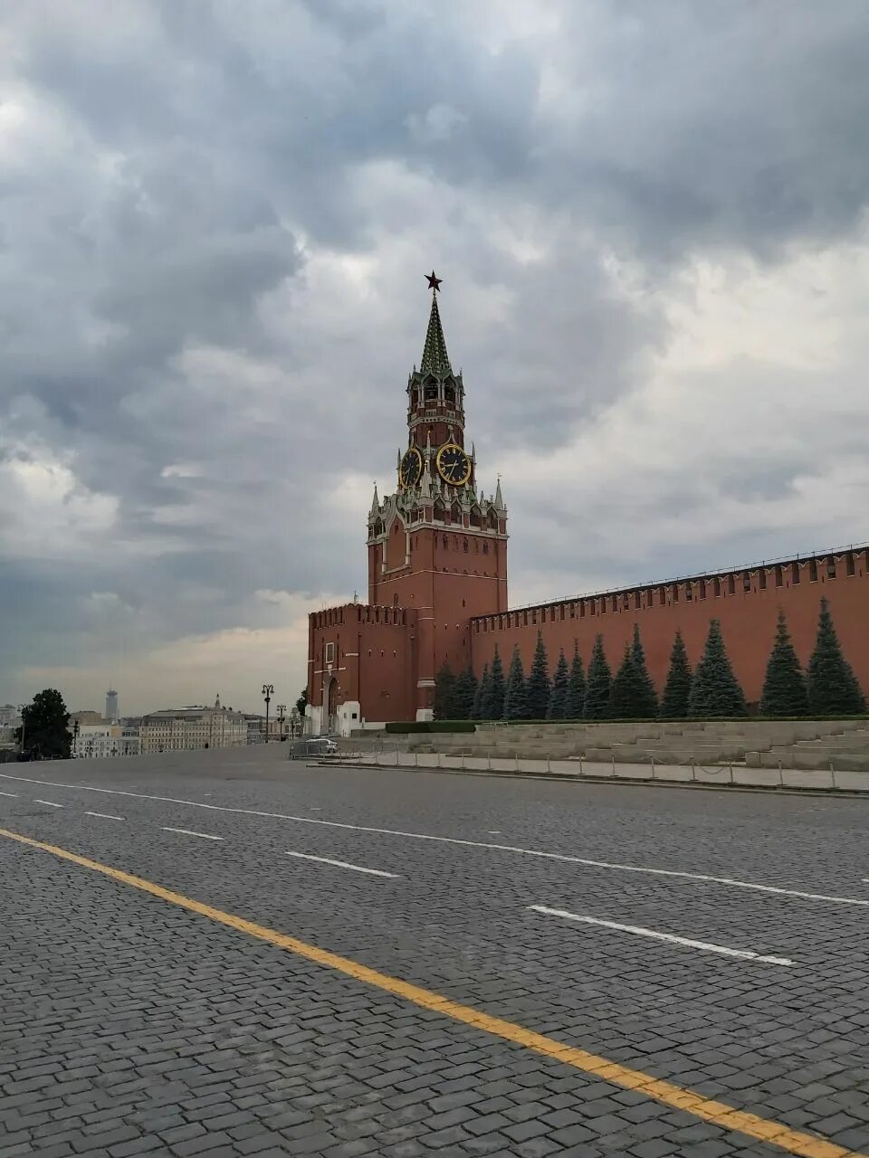 Кремлевская стена Москва. Стены и башни Московского Кремля. У кремлевской стены. Администрация в Московском Кремле.