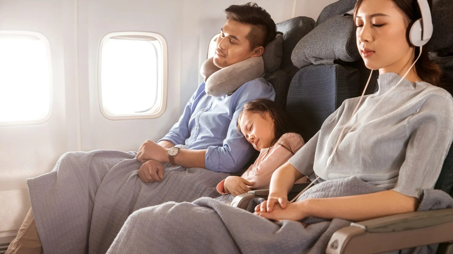 Passengers on a plane. Командировка самолет. Long haul flight. Долгий перелет. Стюардессы.
