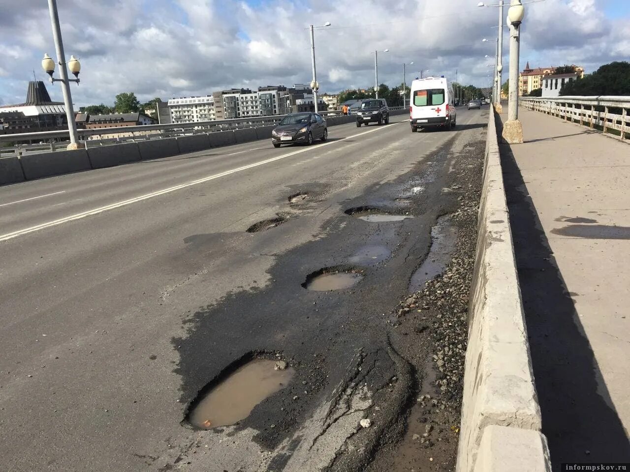 Ольгинский мост Псков. Убитые дороги Пскова. Яма на дорожном полотне моста. Ольгинская дорога.