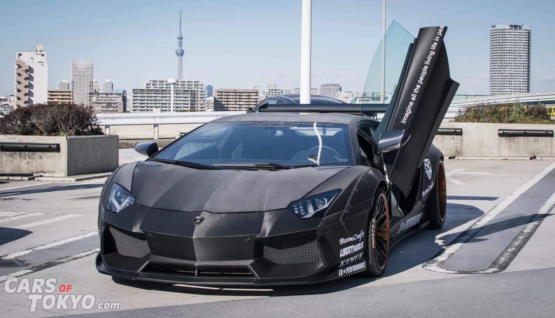 Ламборгини авентадор в обвесе. Ламборгини авентадор либерти волк. Lamborghini sian roadster 2021. Океан ламбо. Машина на фоне моря.