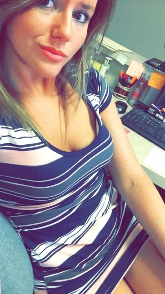 Девушки которым скучно. Bored girlfriend. Bored girlfriend. Девушки с красивым декольте. Красивые девушки с красивой грудью.