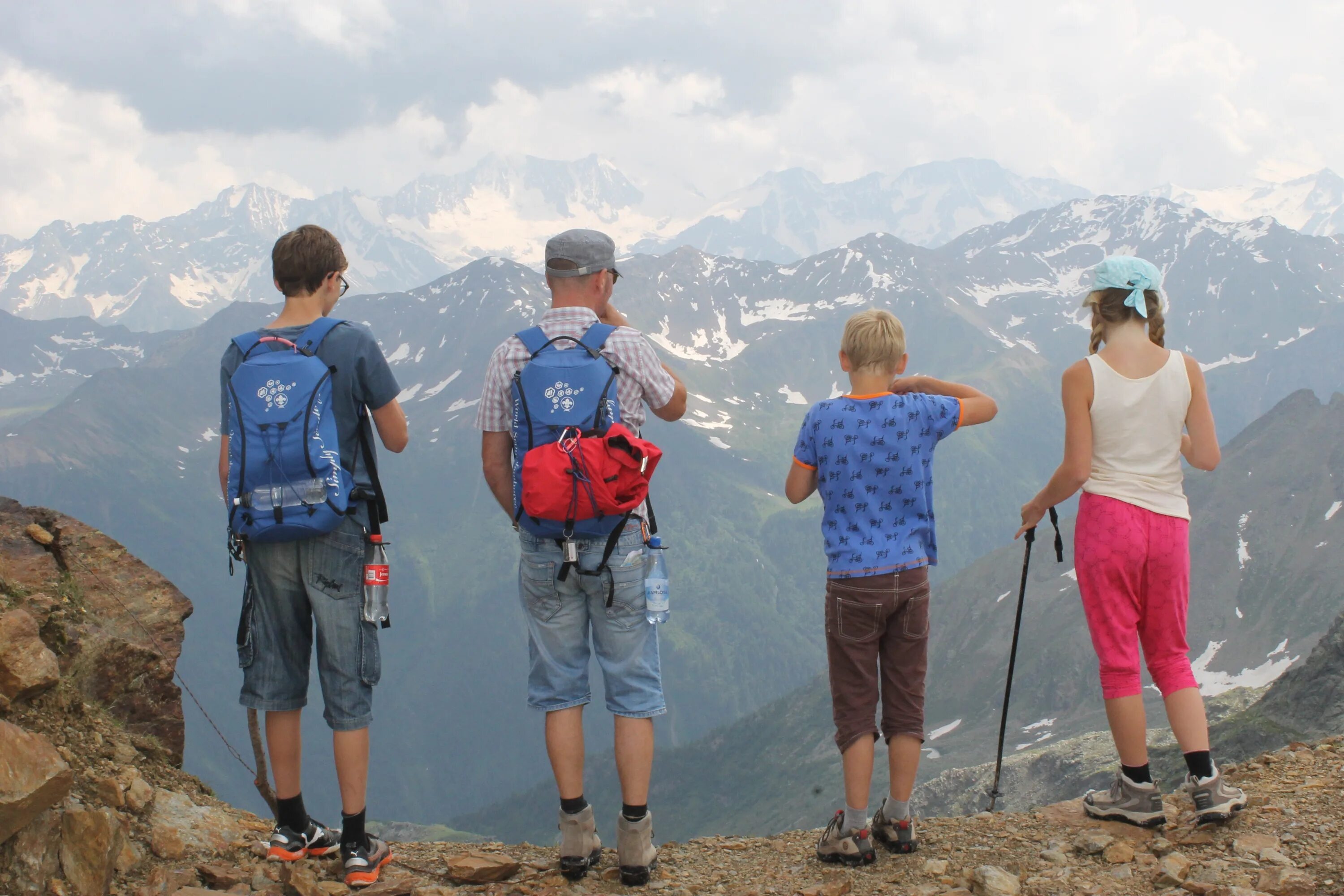 Mountain child. Поход в горы. Пешеходный туризм. Туристический поход. Дети в походе.