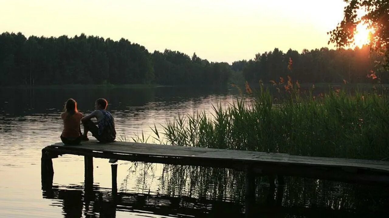 Берег первой любви. Влюбленные на берегу реки. Девушка с парнем около речки. Парень с девушкой на озере. Двое влюбленных на берегу реки.