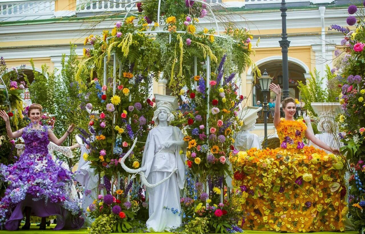 Город флористов. Международный фестиваль цветов Санкт-Петербург. Площадь Островского Санкт-Петербург парад цветов. Фестиваль цветов в Санкт-Петербурге 2019. Императорский букет в Павловске 2023.