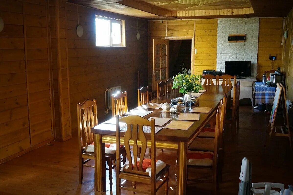 Гостиница на волге в великом устюге. Вотчина гостиница великий устюг. Кто занимается отделкой квартир в великом устюге в контакте. Вотчина деда мороза великий устюг отель. Посёлок устюг.