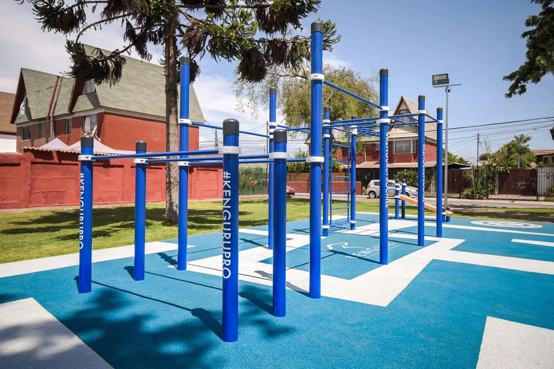 Стрит воркаут площадки. Kenguru pro. Стрит воркаут площадки. Турники кенгуру про. Уличные тренажеры iron tiger.