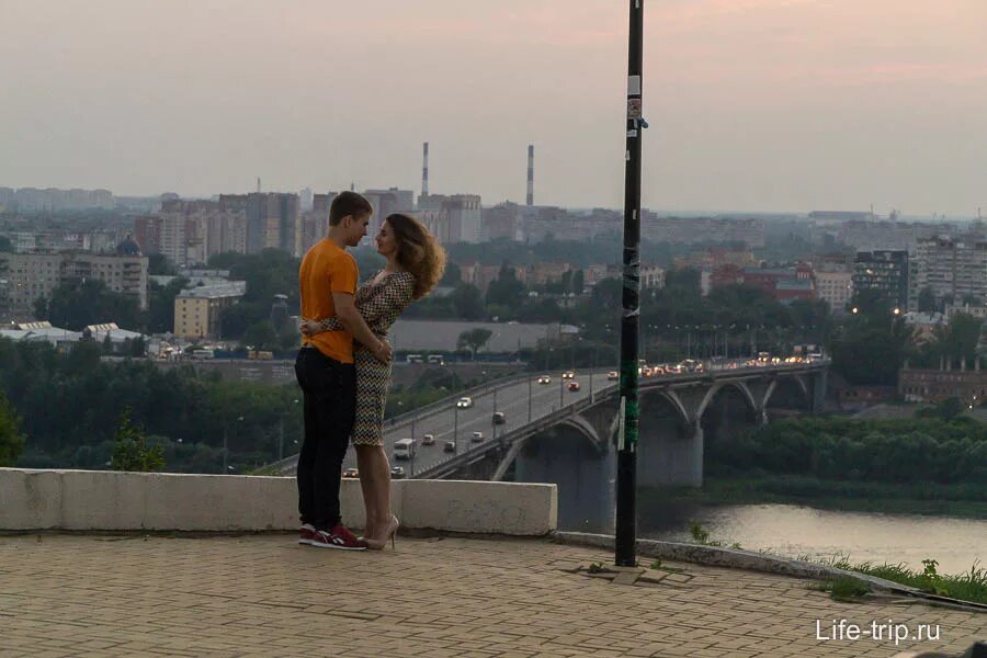 Нижегородский переезжает. Романтика Нижний Новгород. Романтика Нижний Тагил девушка с парнем на лисьей горе.