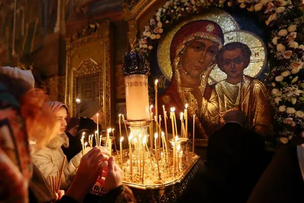 Литургия на казанскую икону божьей. 1612 икона казанской божьей матери. казанская икона божией матери литургия. икона казанской богородицы в троице сергиевой лавре. казанская божья матерь избавление от поляков.