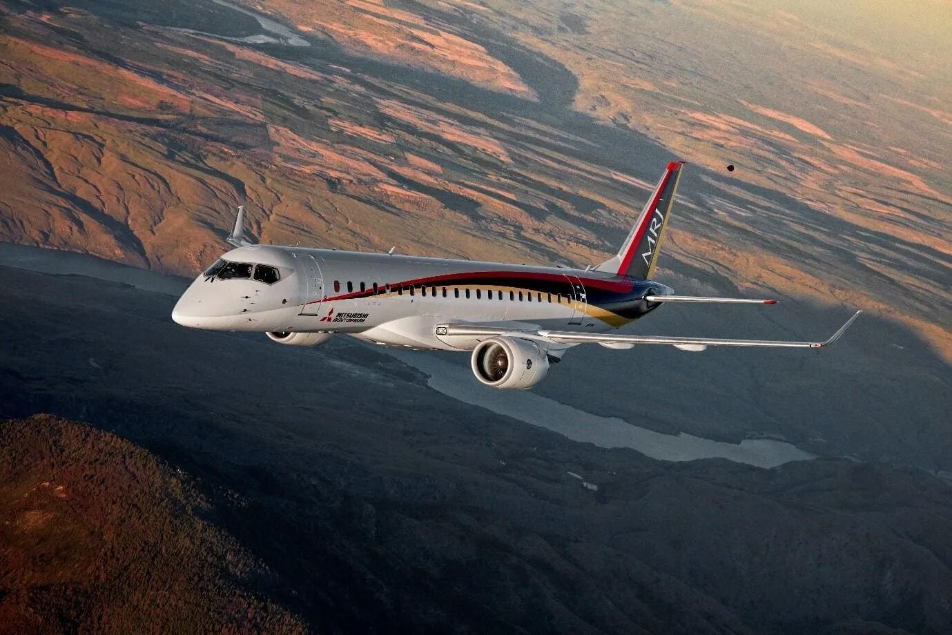 Первые реактивные пассажирские самолеты. Самолет Митсубиси MRJ. Mitsubishi Regional Jet. Mitsubishi Spacejet. Реактивный пассажирский самолет.