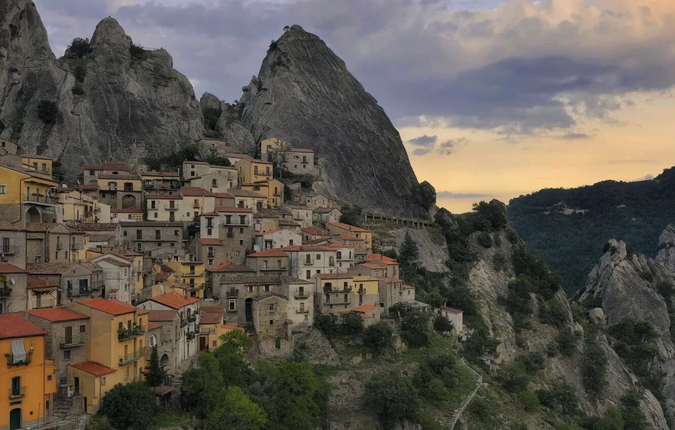 Позитано город в горах. Амальфийское побережье (amalfi coast), италия. Италия город на горе. Дома в горах италии. Гора афон.