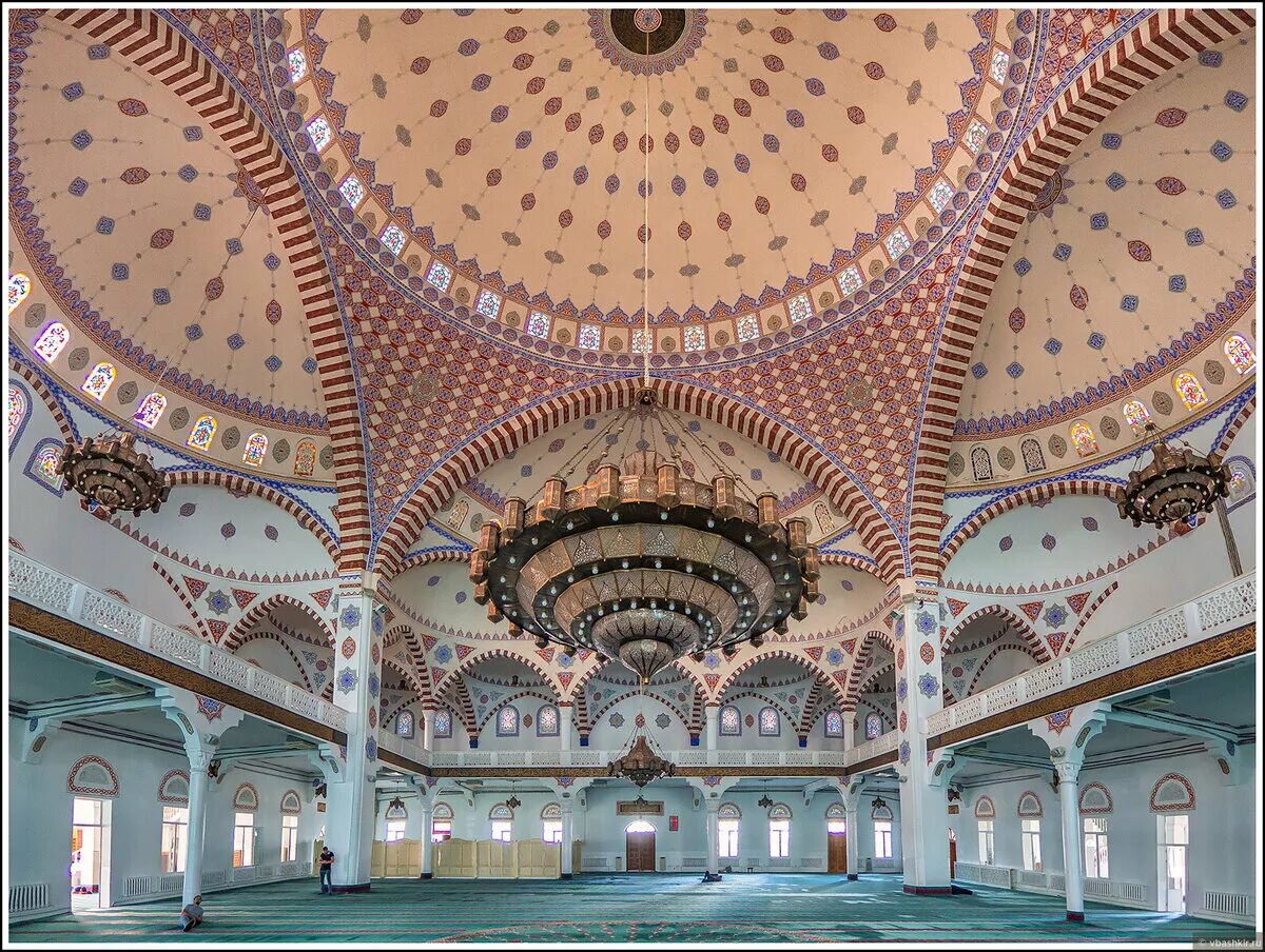 Джума дагестан. Центральная Джума-мечеть Махачкала. Центральная Джума-мечеть (Дагестан, Махачкала). Центральная Джума-мечеть внутри. Джума мечеть Махачкала внутри.