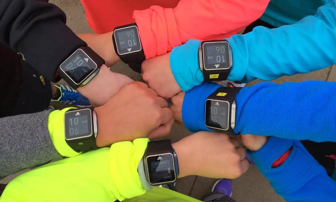 The best running watch. Спортивные часы для бега adidas. adidas run smart. running watch. фото смарт часов бег 10 минут.