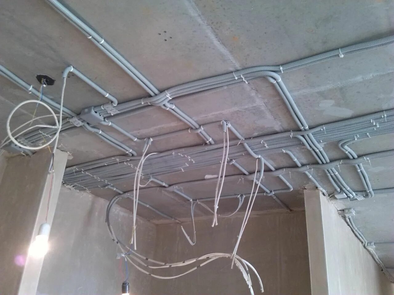 Прокладка гофры потолку. Прокладка электропроводки по потолку. Прокладка кабеля по потолку без гофры. Монтаж электропроводки в квартире. Проводка на потолке.