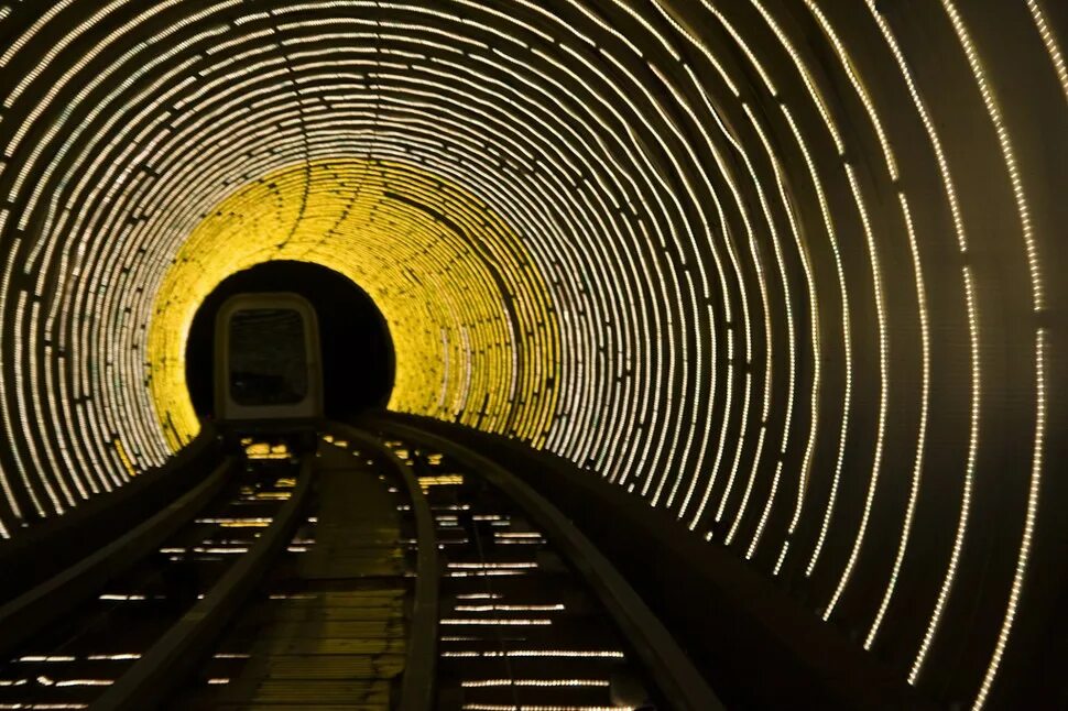 Станция сити холл. Тоннель бунд, Шанхай, Китай. Станция Сити-Холл Нью-Йорк. The Bund Sightseeing tunnel станция метро. Тоннель метрополитена.