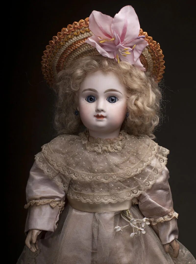 Старая куколка. Куклы 1899 года. Старинные куклы. Старые фарфоровые куклы. Красивые старинные куклы.