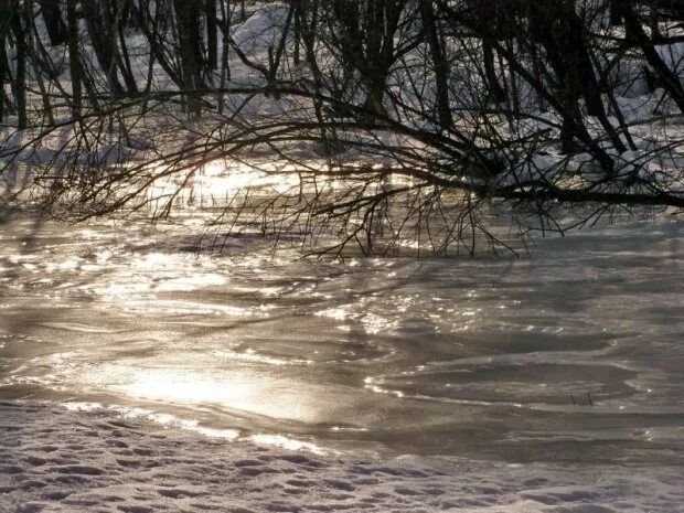 Вода едва блестела в реке. Речка подо льдом блестит. Лед блестит. Речка спряталась подо льдом. Фото речка блестит.