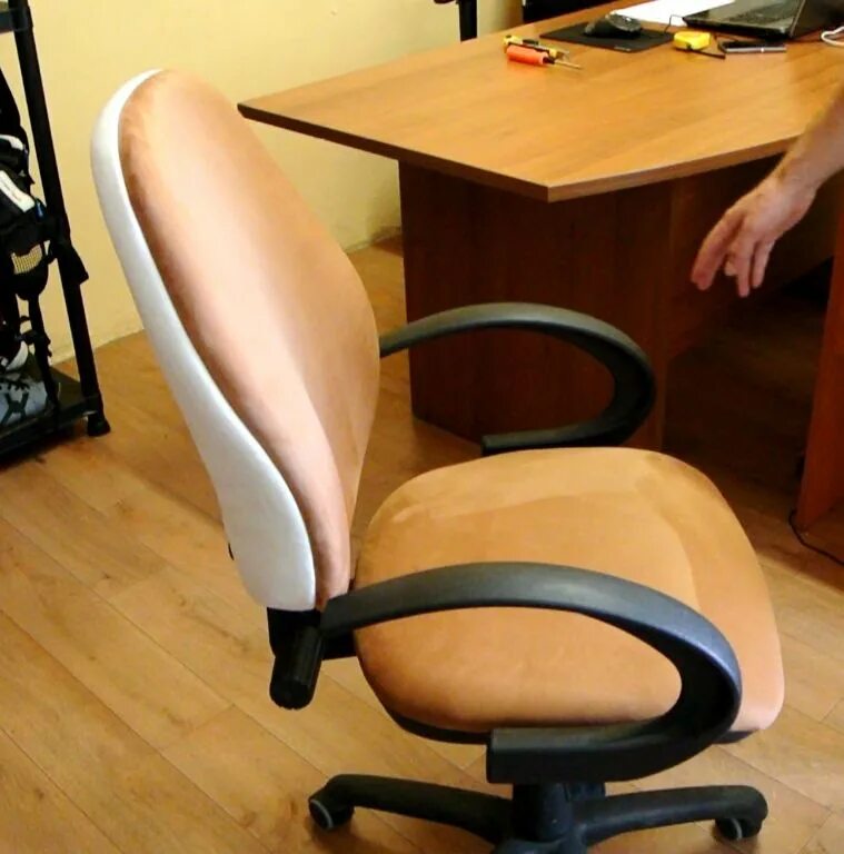 Починить офисное кресло. Обтянуть кресло компьютерное. Обивка компьютерного кресла. Перетянуть компьютерное кресло. Обтянуть офисный стул.