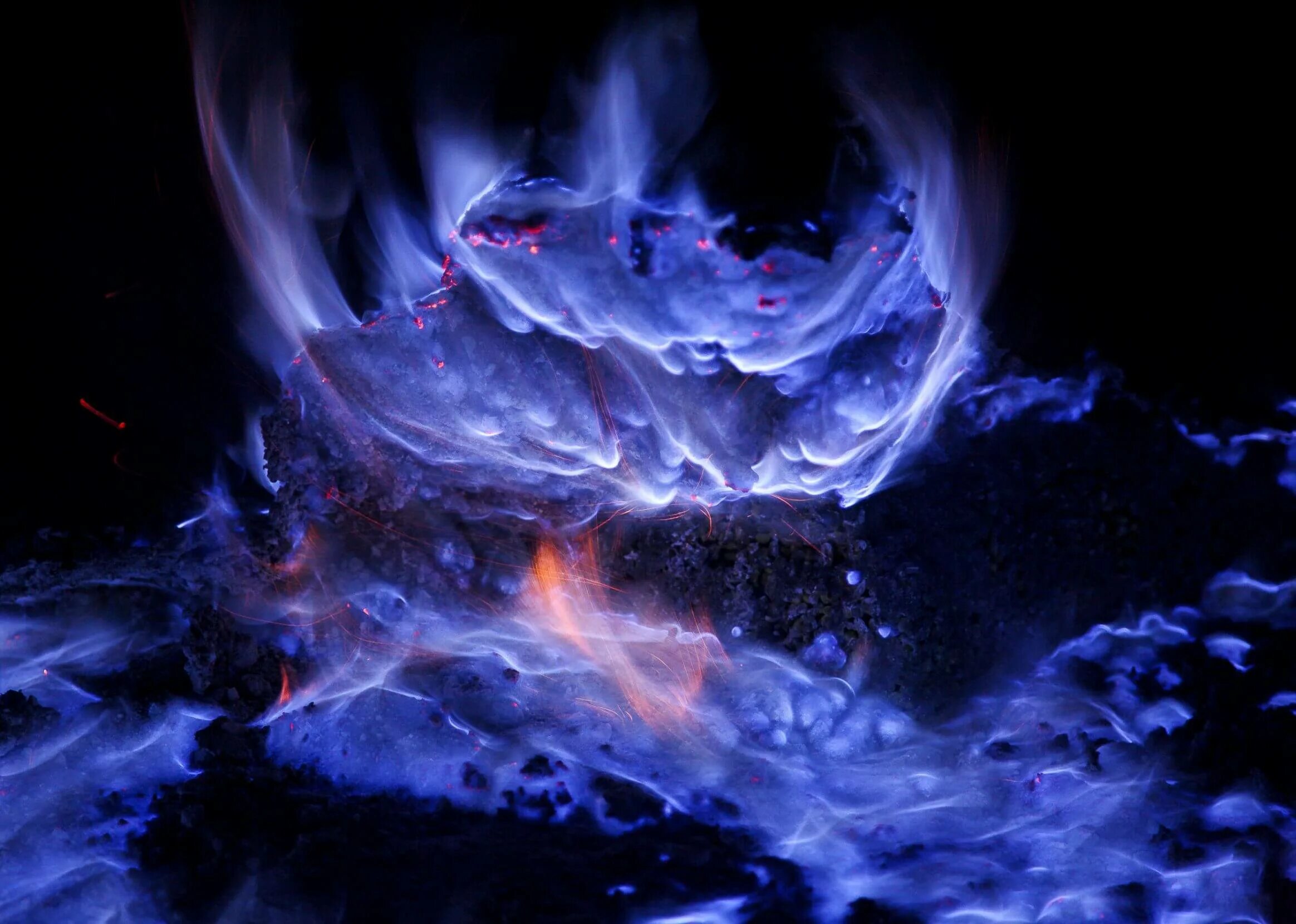Синий огонь во сне. Вулкан Иджен. Кавах Иджен (Индонезия). Иджен голубая лава. Кавах Иджен вулкан с голубой.