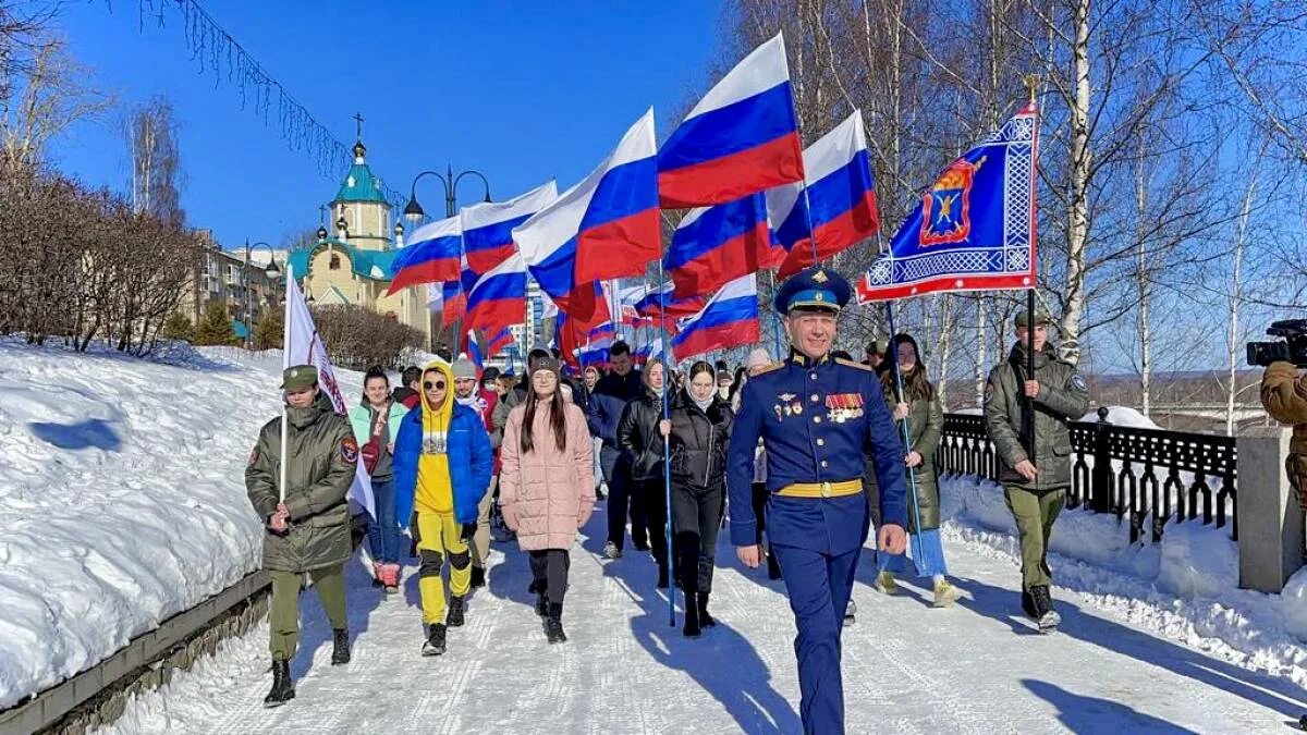 Киров военный. День воссоединения Крыма с Россией. Флешмоб в поддержку Российской армии. Флешмоб в поддержку Российской армии 2022. Поддержка войск.