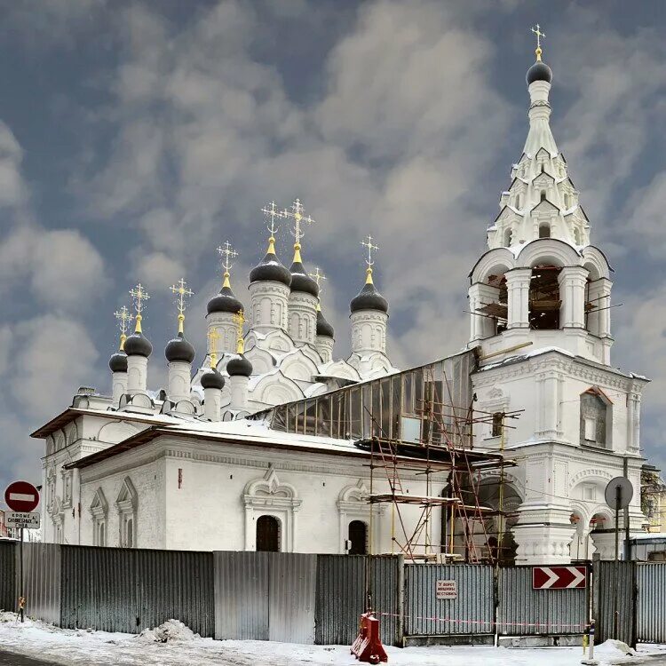 Храм знамения колобовский переулок. Знаменский храм на петровке. Храм на петровке 38. Знамение за петровскими воротами. Церковь знамения за петровскими воротами в москве.