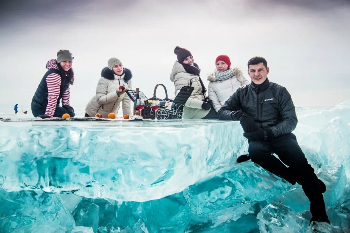 Сколько лед на байкале. Листвянка Байкал зима. Ледяной бар на Байкале. Фотосессия на зимнем Байкале. Пикник на Байкале зимой.