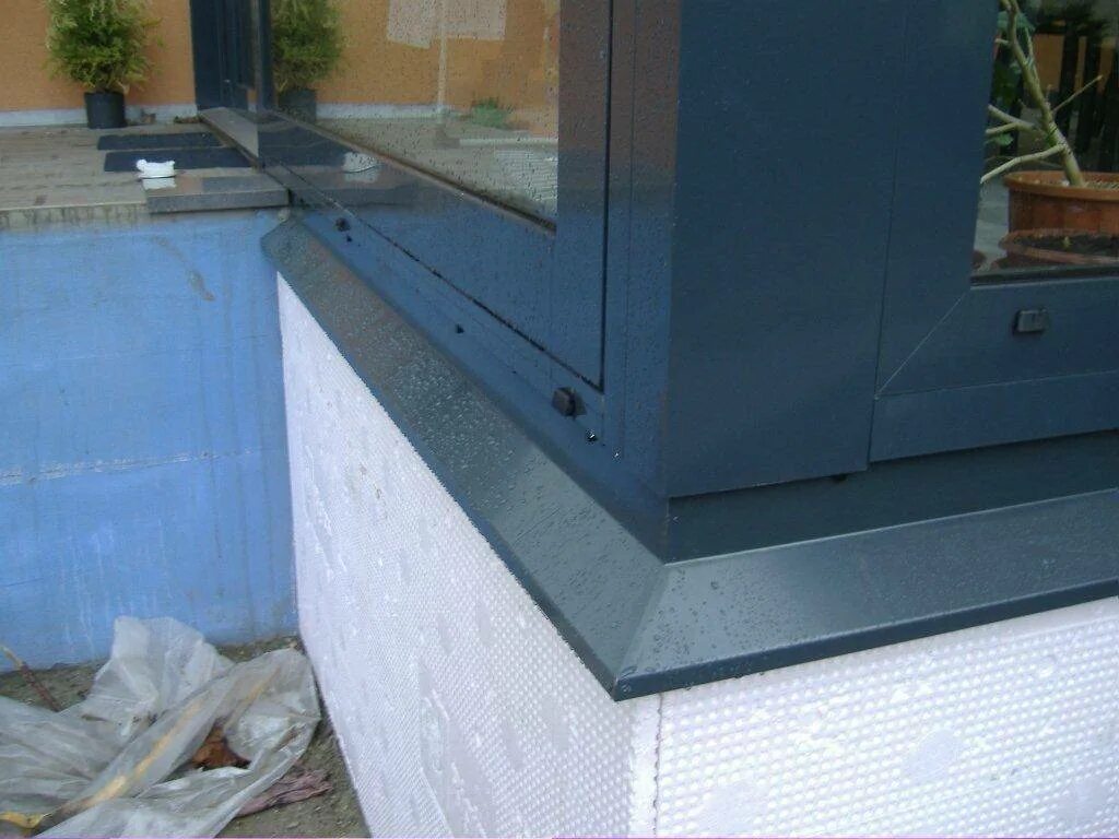 Балконный отлив okap100. Отливы фундамент 50mm графит. Водоотлив на лоджии. Отлив для балкона.