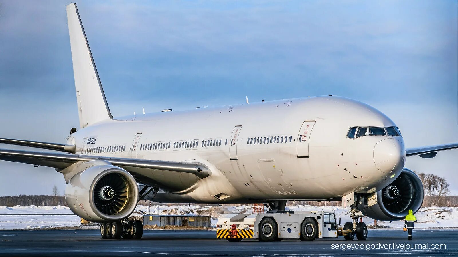 Boeing 777 nordwind. Боинг 777 Nordwind. Боинг 777 300 Норд Винд. Самолет Боинг 777 Норд Винд. А/К Нордвинд 777-200er белый.